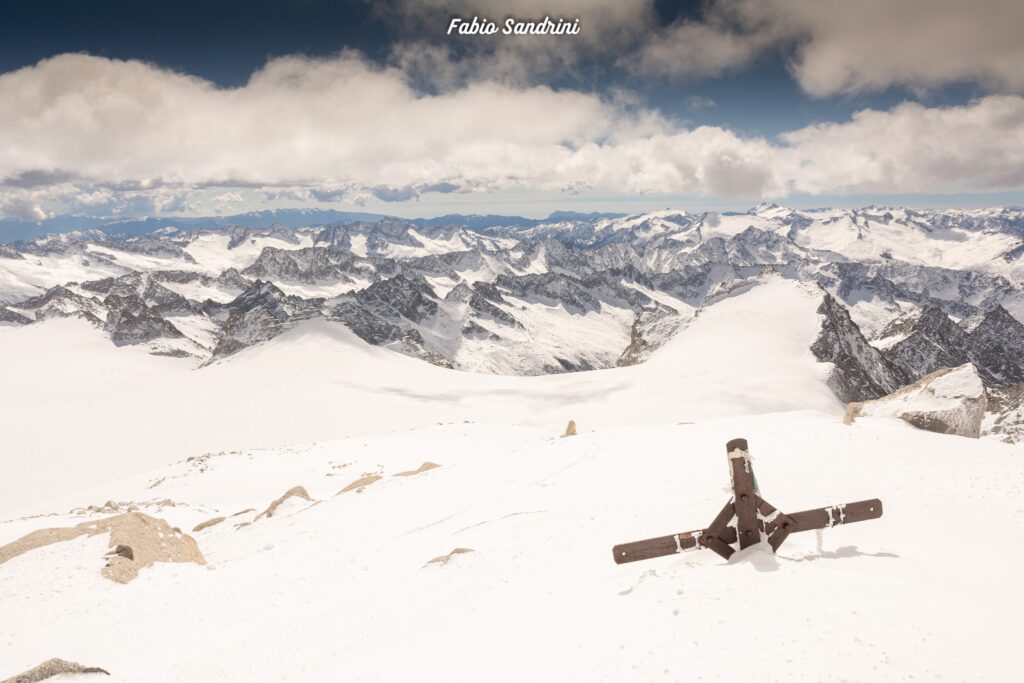 La porzione finale de Ghiacciaio del Pian di Neve visto dalla cima dell’Adamello